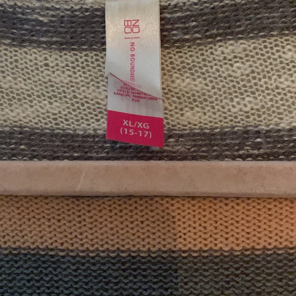 Sweater
XL - Picture 2 of 3